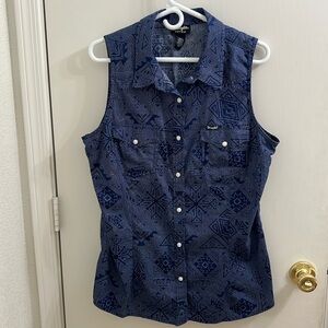 Wrangler Retro sleeveless Western blue & white women’s  shirt pearly snap EUC XL